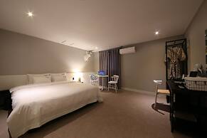 Gupo Station Almond Hotel