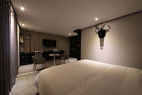 Gupo Station Almond Hotel