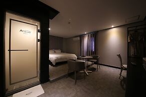 Gupo Station Almond Hotel