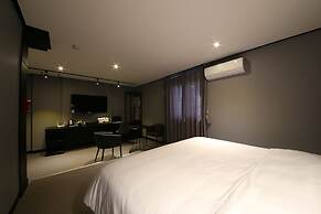 Gupo Station Almond Hotel