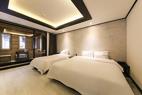 Gupo Station Almond Hotel