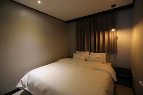 Gupo Station Almond Hotel