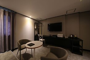 Gupo Station Almond Hotel