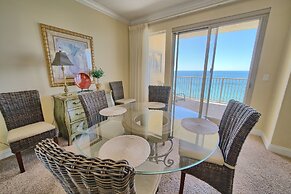 Spacious Tropical Condo with Complimentary Beach Chairs and Umbrellas 