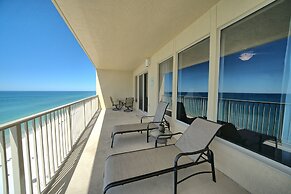 Spacious Tropical Condo with Complimentary Beach Chairs and Umbrellas 