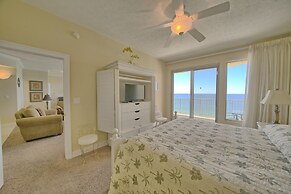 Spacious Tropical Condo with Complimentary Beach Chairs and Umbrellas 