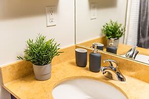 QuickStay CN Tower View Condo in Fort York