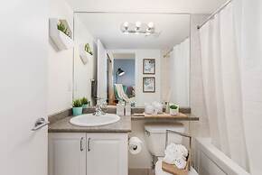 QuickStay CN Tower View Condo in Fort York