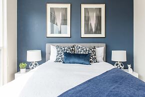 QuickStay CN Tower View Condo in Fort York