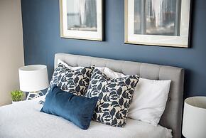 QuickStay CN Tower View Condo in Fort York