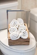 QuickStay CN Tower View Condo in Fort York