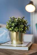 QuickStay CN Tower View Condo in Fort York