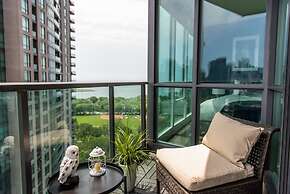 QuickStay CN Tower View Condo in Fort York