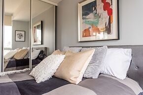 QuickStay CN Tower View Condo in Fort York