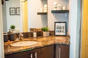 QuickStay CN Tower View Condo in Fort York