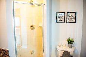 QuickStay CN Tower View Condo in Fort York