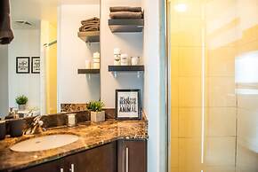 QuickStay CN Tower View Condo in Fort York