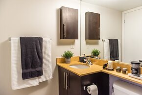 QuickStay CN Tower View Condo in Fort York