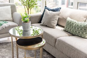 QuickStay CN Tower View Condo in Fort York