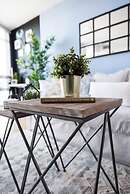 QuickStay CN Tower View Condo in Fort York