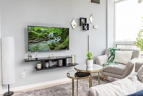 QuickStay CN Tower View Condo in Fort York