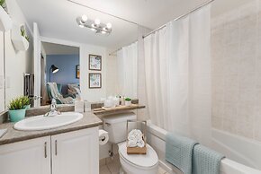 QuickStay CN Tower View Condo in Fort York