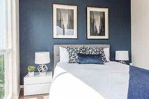 QuickStay CN Tower View Condo in Fort York