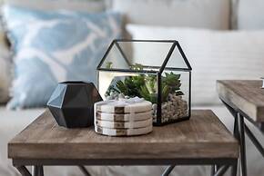 QuickStay CN Tower View Condo in Fort York