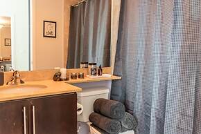 QuickStay CN Tower View Condo in Fort York