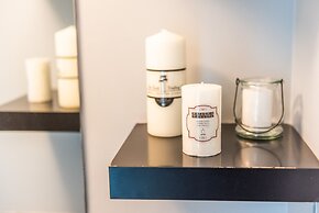 QuickStay CN Tower View Condo in Fort York