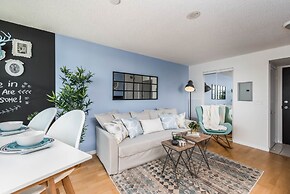 QuickStay CN Tower View Condo in Fort York