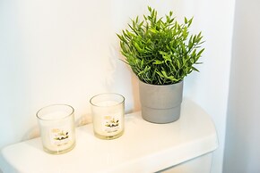 QuickStay CN Tower View Condo in Fort York