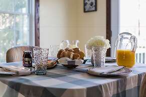 QuickStay Lake Simcoe Homestyle Cottage Private Beach