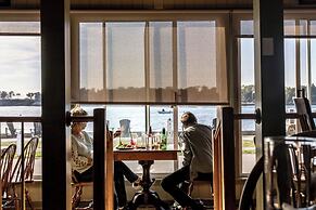 Bluebird Ocean Point Inn