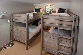 Gateway Plaza R4 2 Bedroom Condo by RedAwning