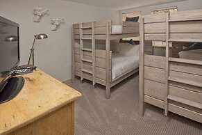 Gateway Plaza R4 2 Bedroom Condo by RedAwning