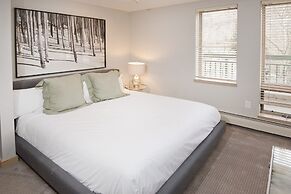 Gateway Plaza R4 2 Bedroom Condo by RedAwning