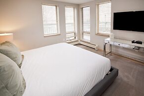 Gateway Plaza R4 2 Bedroom Condo by RedAwning