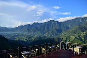 Phuong Nam Mountain View Hotel