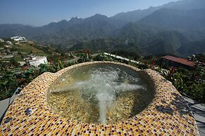 Phuong Nam Mountain View Hotel