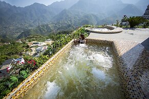 Phuong Nam Mountain View Hotel