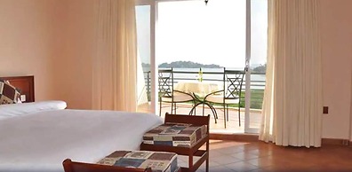 Ryan's Bay Hotel