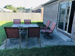 Spacious 3 BR Ranch House W Patio Yard in a Quiet Suburb