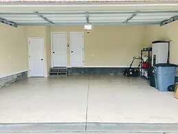 Spacious 3 BR Ranch House W Patio Yard in a Quiet Suburb