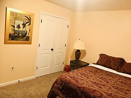 Spacious 3 BR Ranch House W Patio Yard in a Quiet Suburb