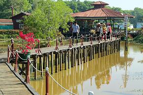 Moe Yun Gyi Wetlands Resort