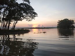 Moe Yun Gyi Wetlands Resort