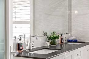 Grandview Accommodation - The Elm Tree Apartments