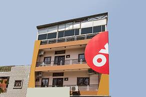 OYO 12161 Hotel Madhur Inn