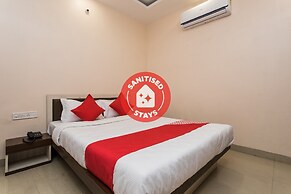 OYO 12161 Hotel Madhur Inn